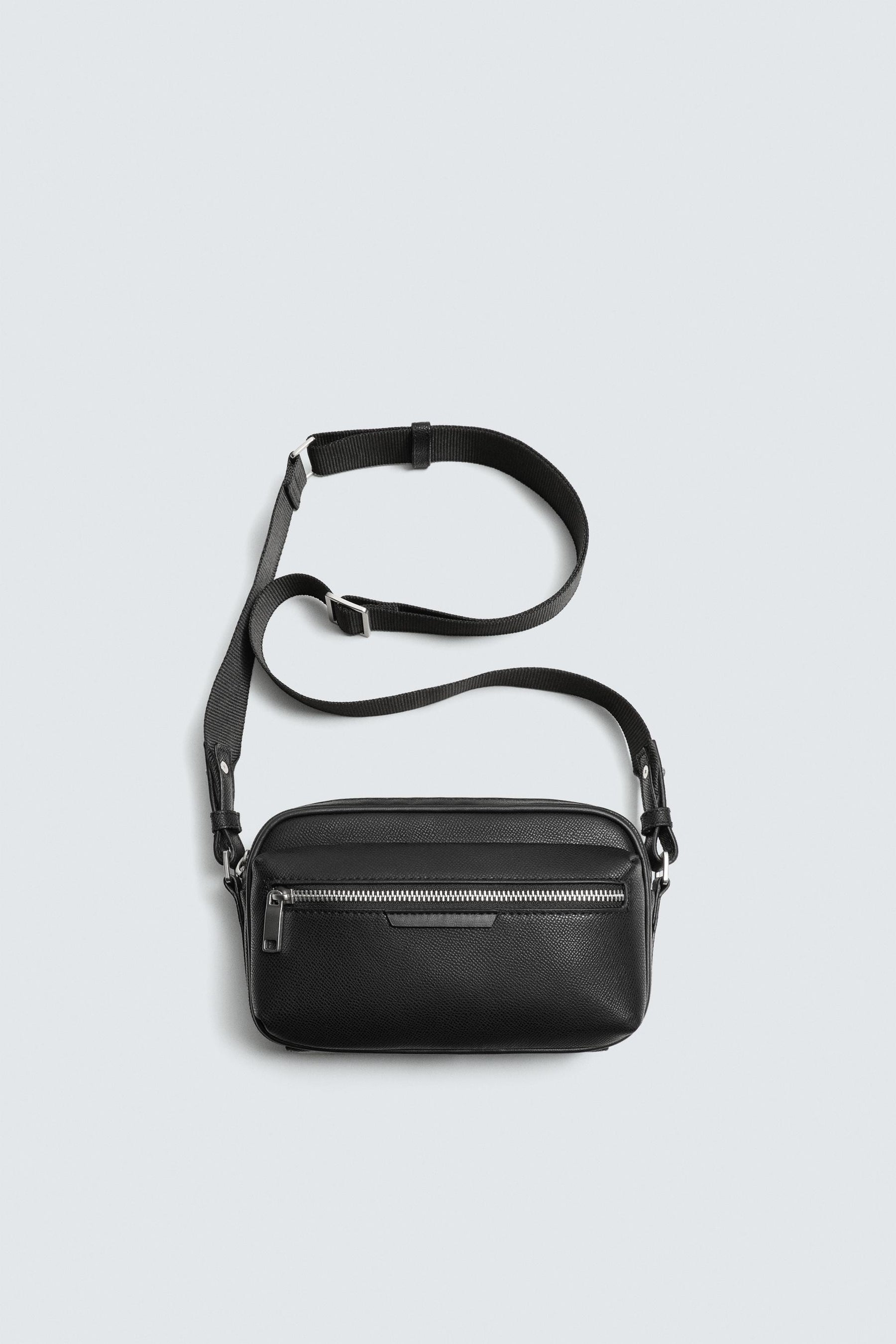 STRUKTURIERTE UMHÄNGETASCHE