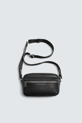 STRUKTURIERTE UMHÄNGETASCHE