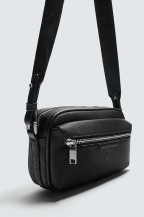 STRUKTURIERTE UMHÄNGETASCHE