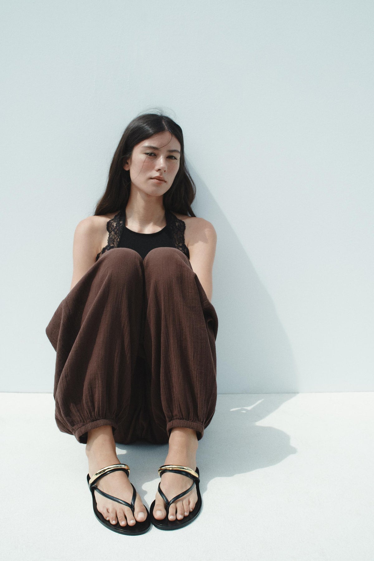 Sandalen mit Metallapplikationen