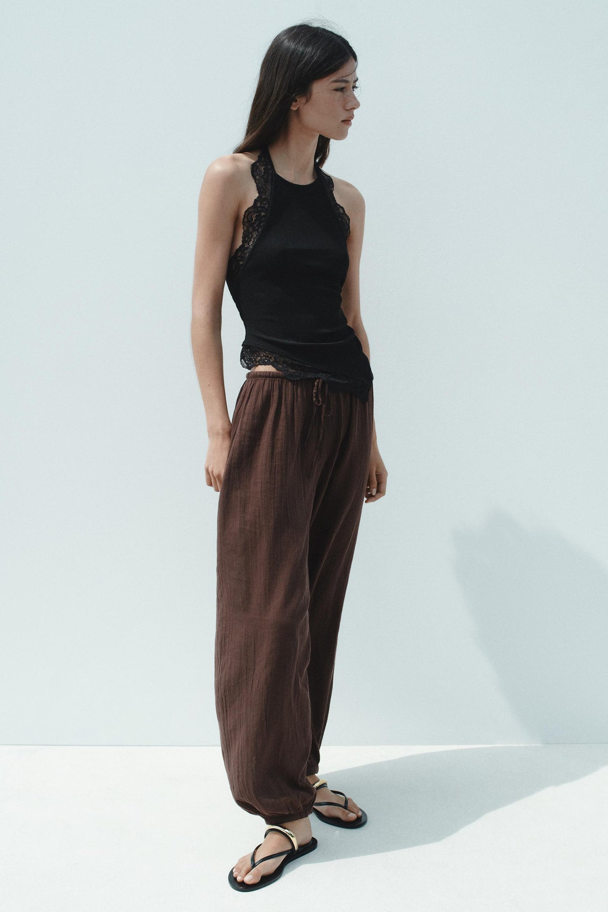 Sandalen mit Metallapplikationen