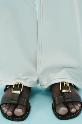 Flache Sandalen mit Doppelriemen