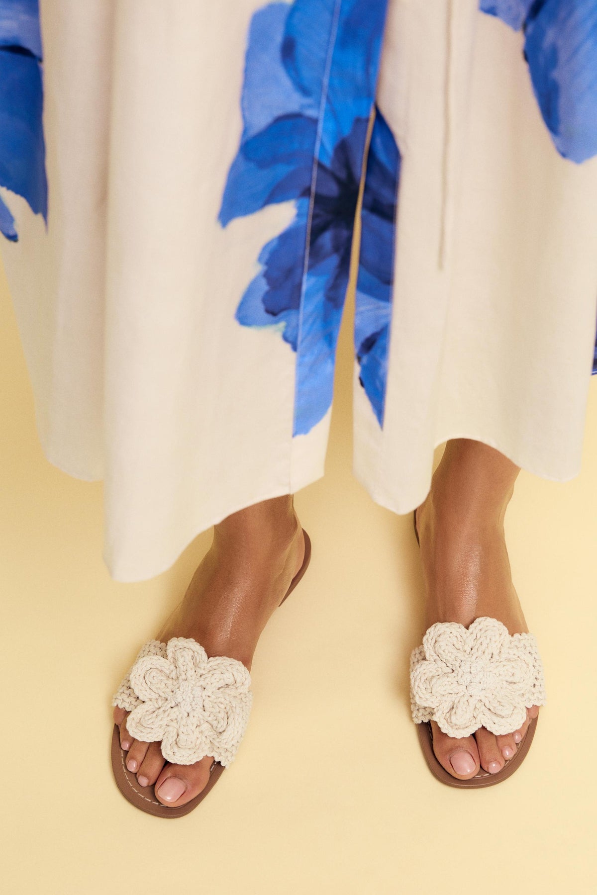 Sandalen mit gehäkelter Schleife