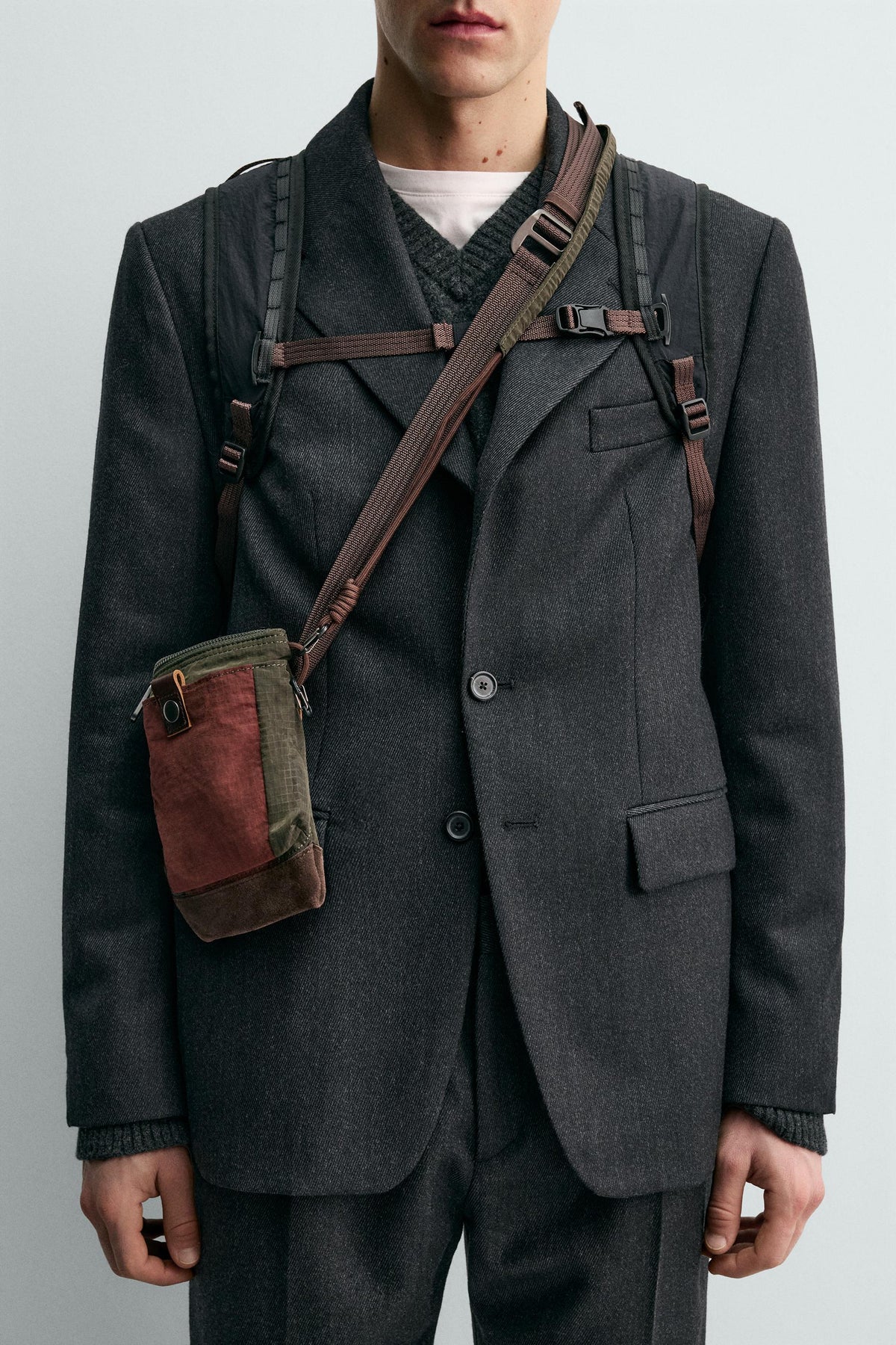 TECHNISCHE UMHÄNGETASCHE MIT LEDERDETAILS