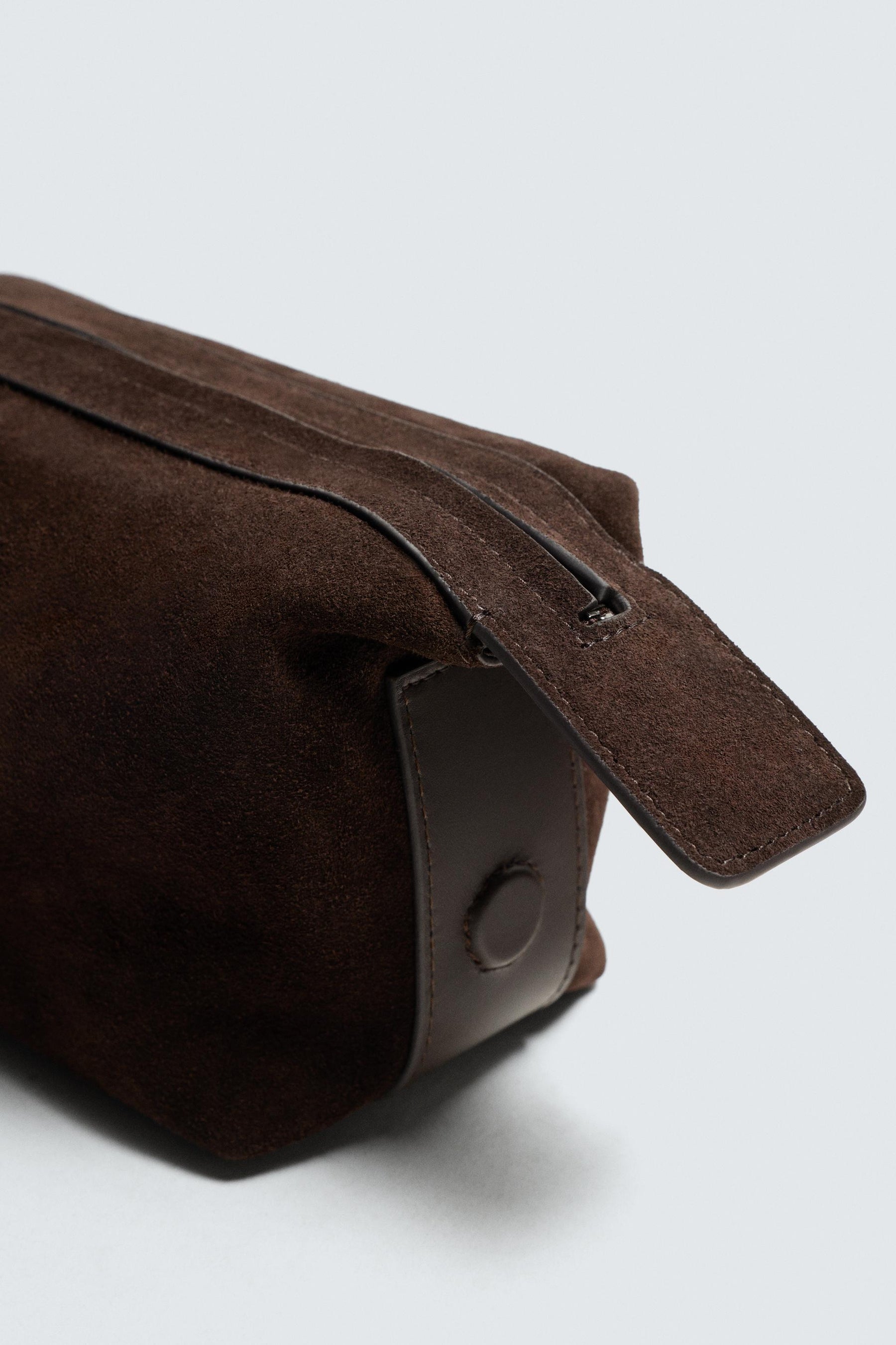 LEATHER TOILETRY BAG - Image 3