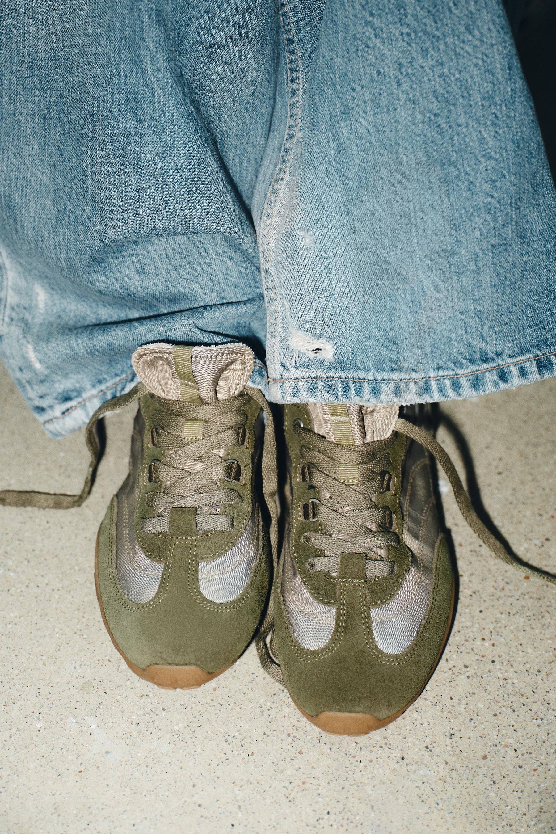 KONTRASTHALTIGE LAUFSCHUHE