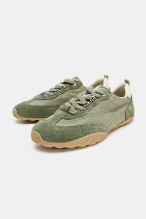 KONTRASTHALTIGE LAUFSCHUHE