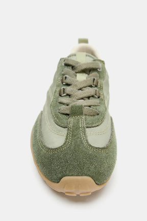 KONTRASTHALTIGE LAUFSCHUHE