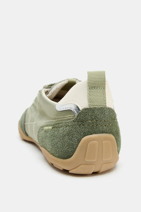 KONTRASTHALTIGE LAUFSCHUHE