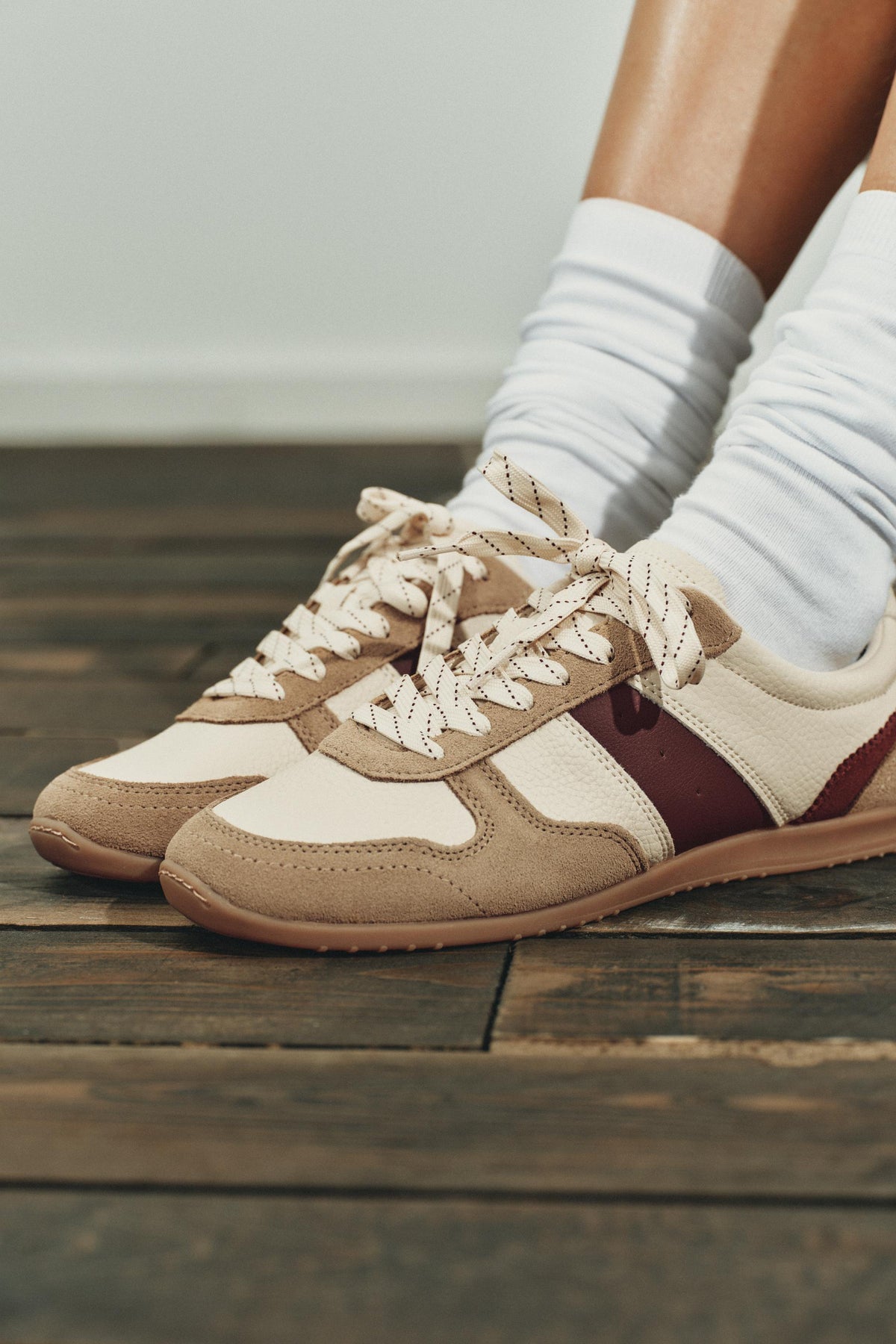 KONTRASTHALTIGE LAUFSCHUHE