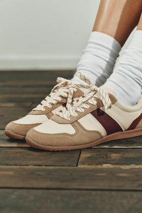 KONTRASTHALTIGE LAUFSCHUHE