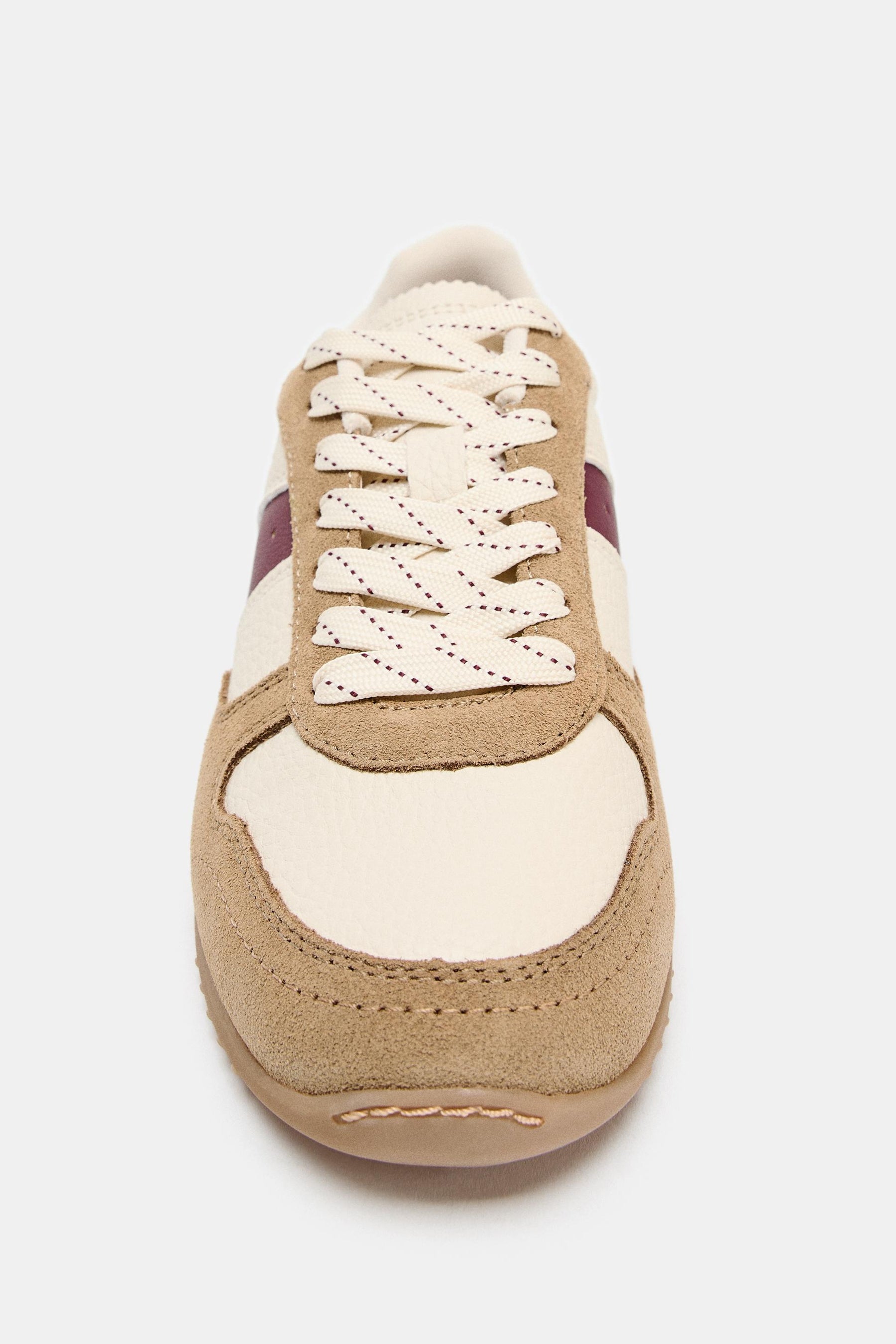 KONTRASTHALTIGE LAUFSCHUHE