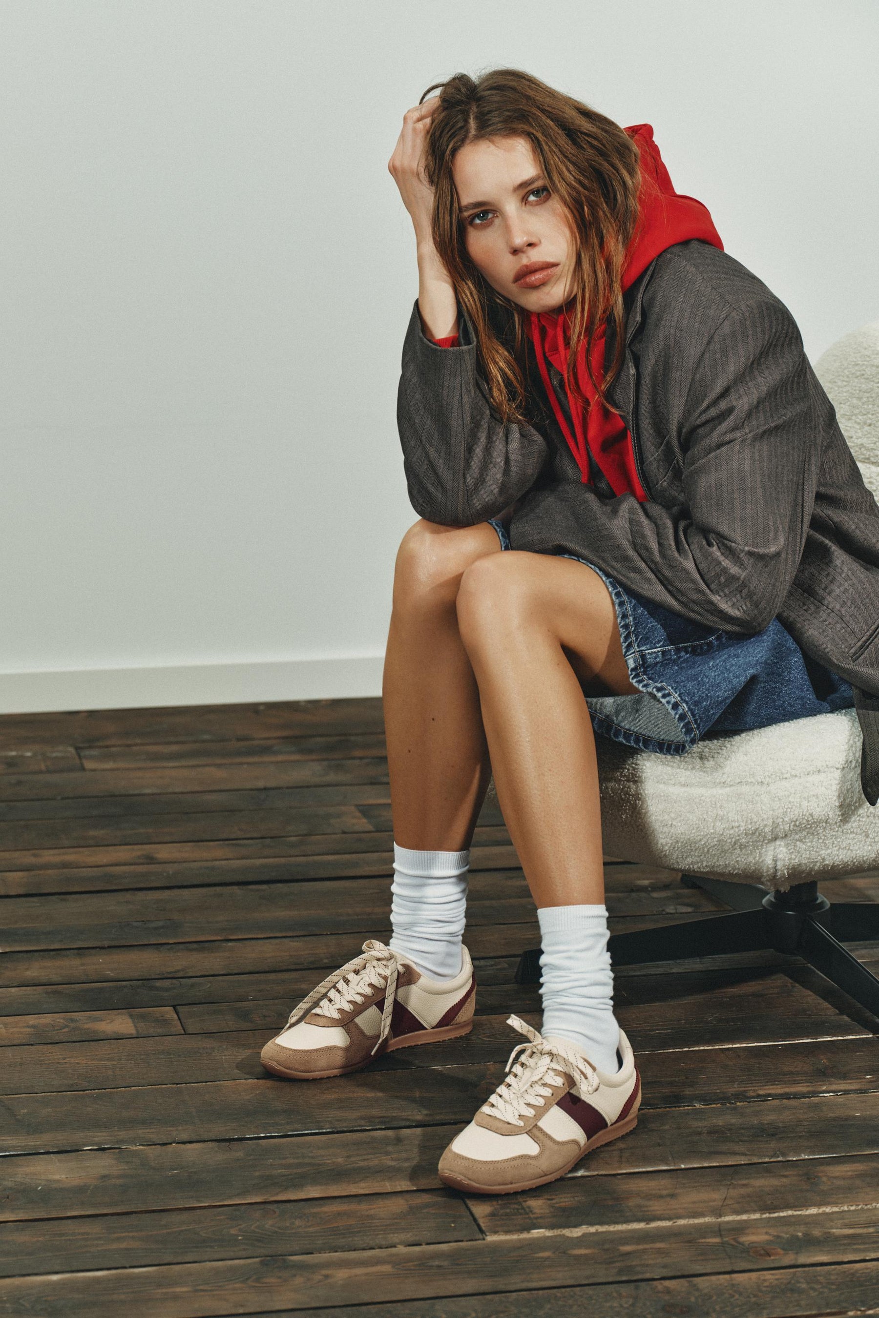 KONTRASTHALTIGE LAUFSCHUHE