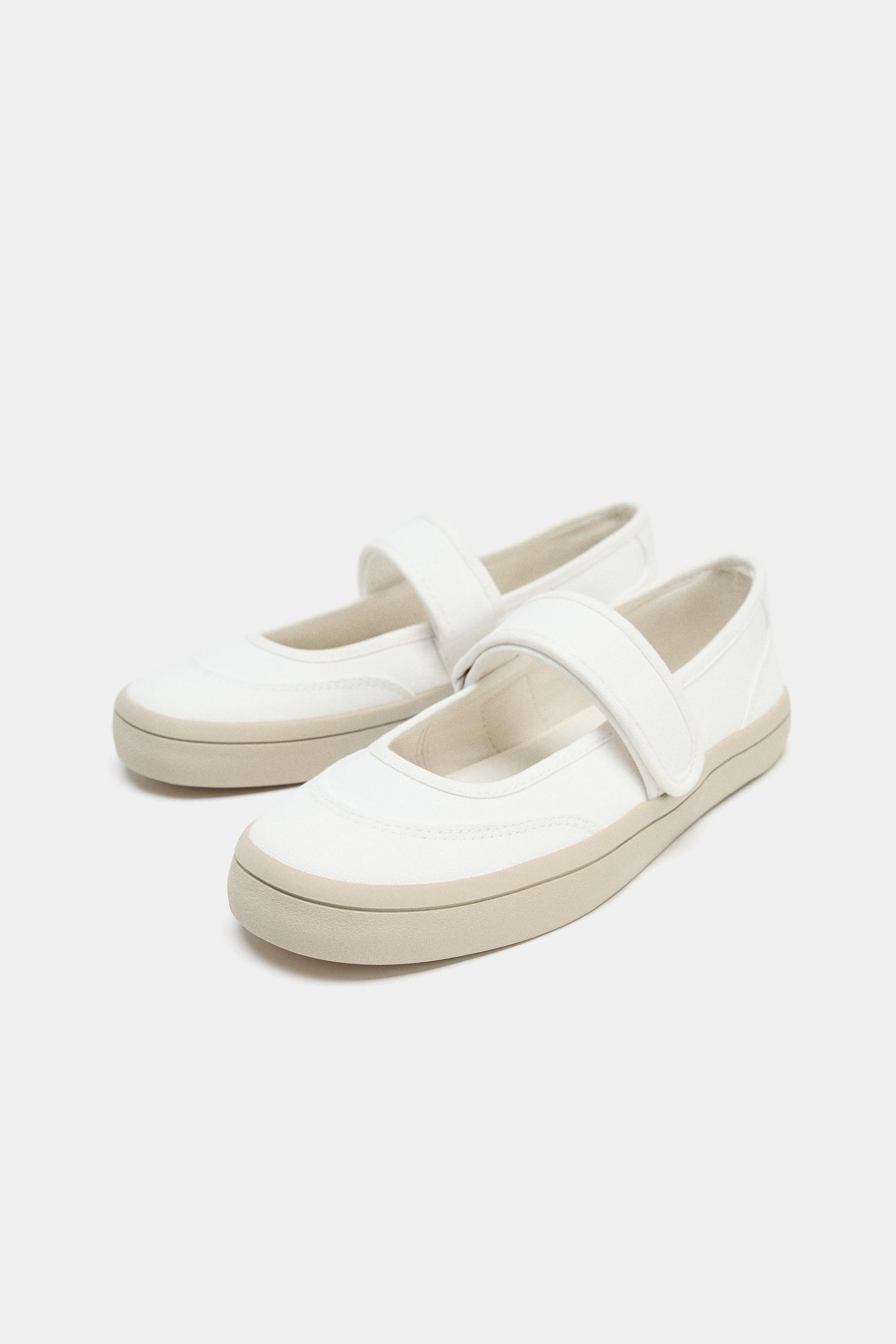 Ballerinas mit Stoffriemen