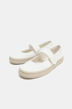 Ballerinas mit Stoffriemen