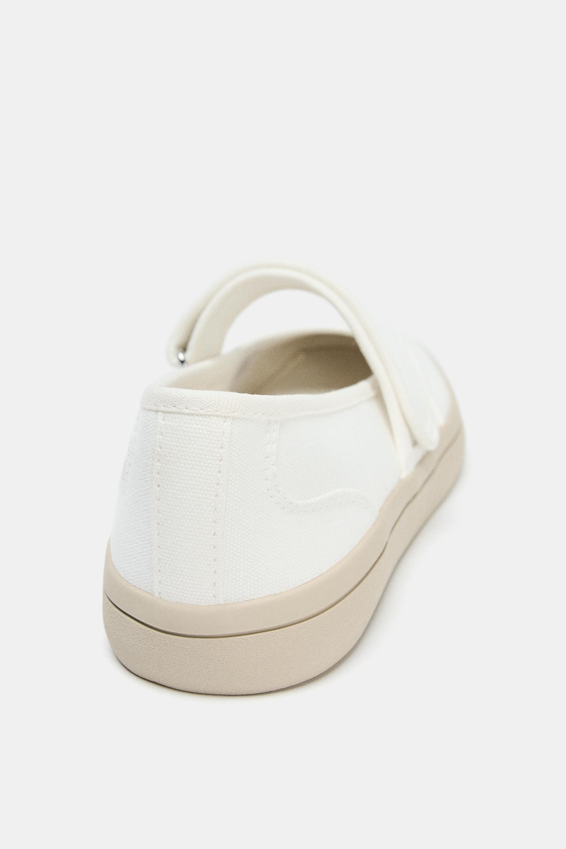 Ballerinas mit Stoffriemen