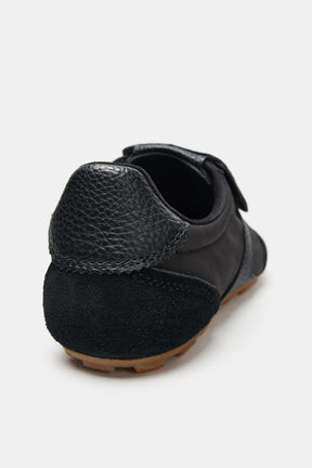 Sneaker mit Zungendetail