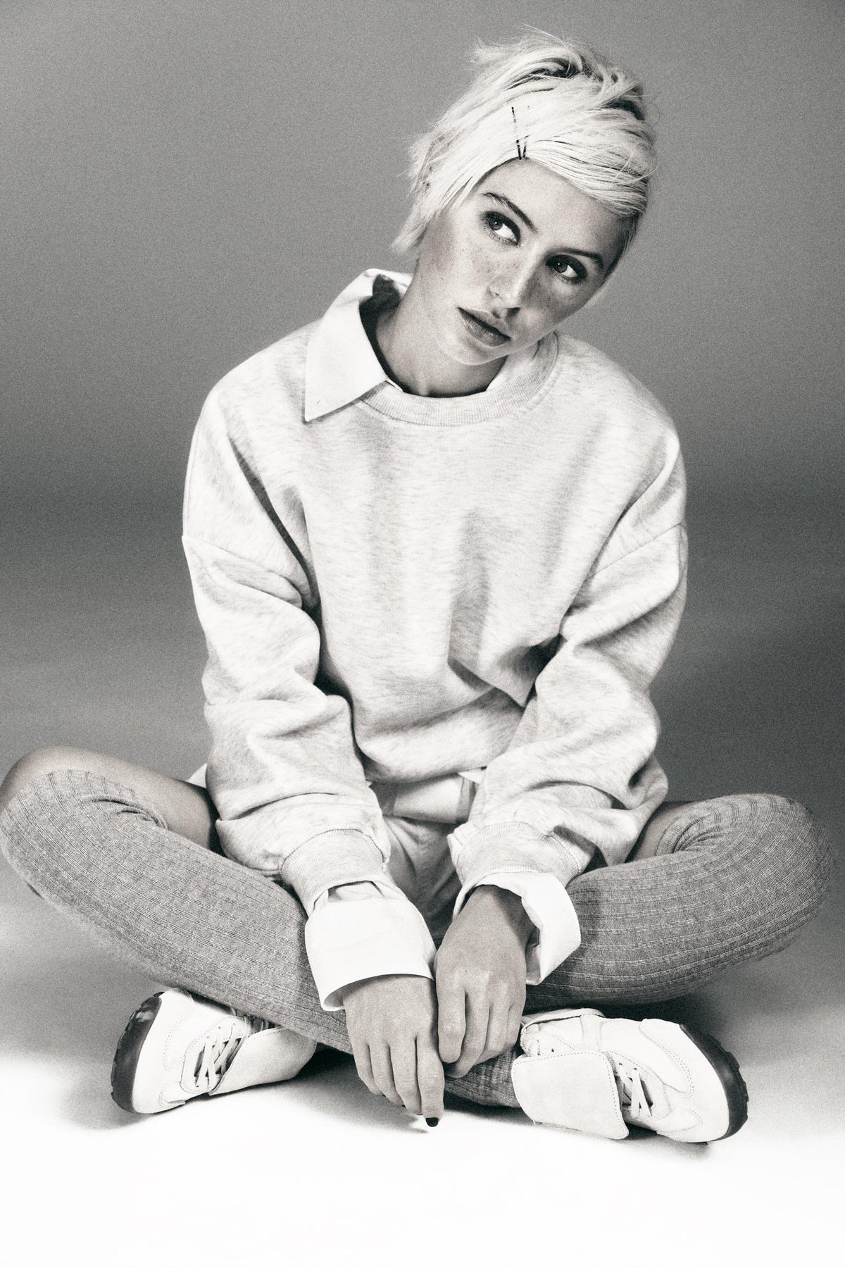 Sneaker mit Zungendetail