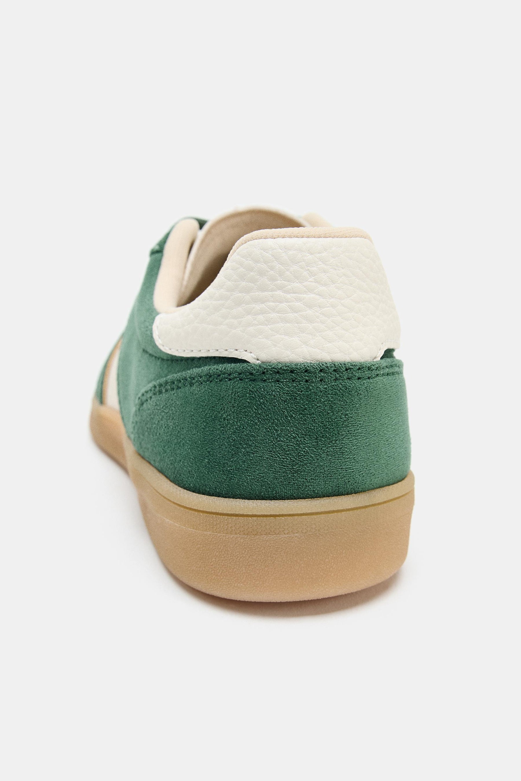 Farbenfrohe Sportschuhe