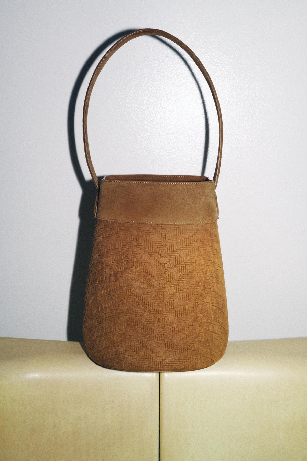 GEFLOCHTENE LEDER-EIMERTASCHE
