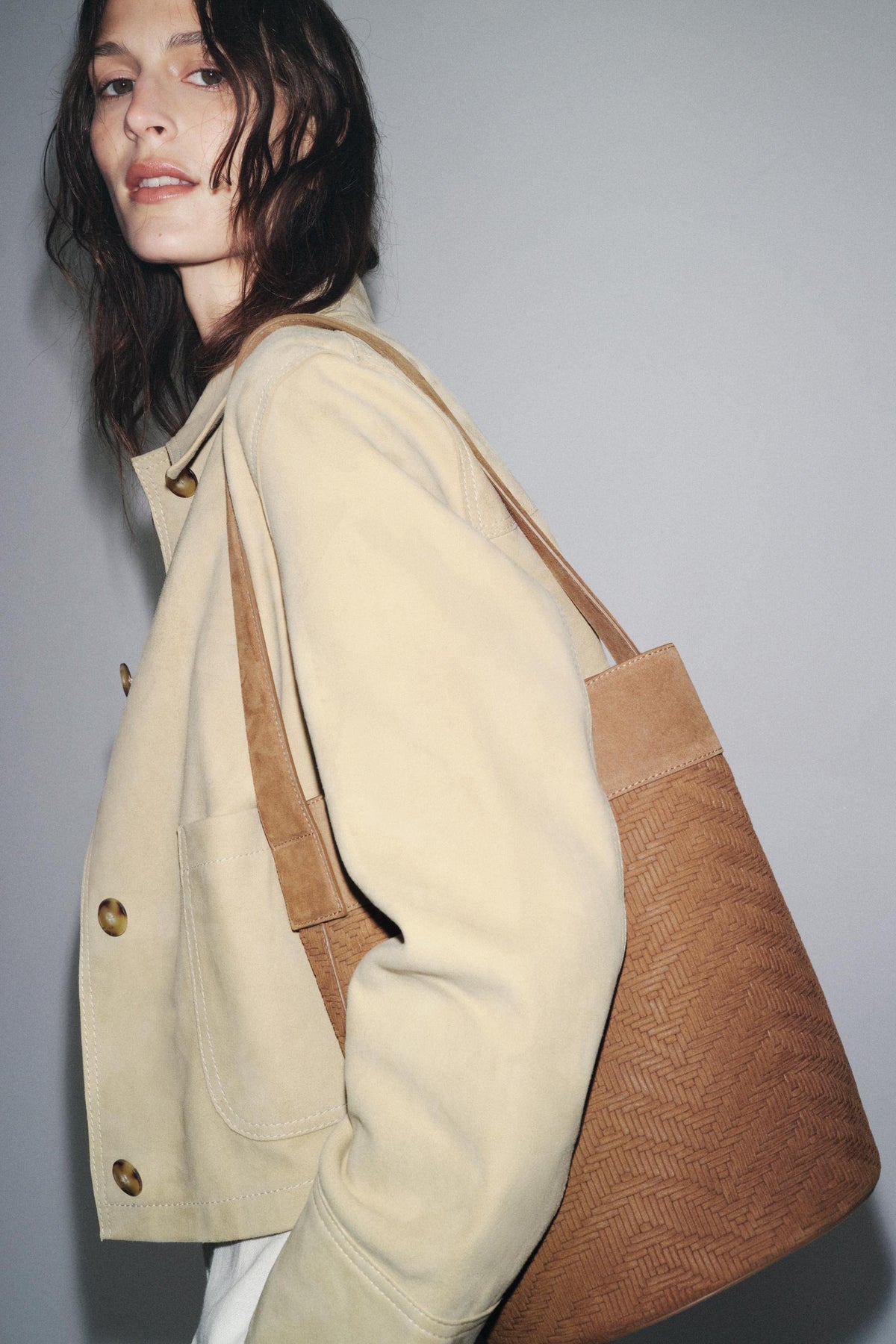 GEFLOCHTENE LEDER-EIMERTASCHE