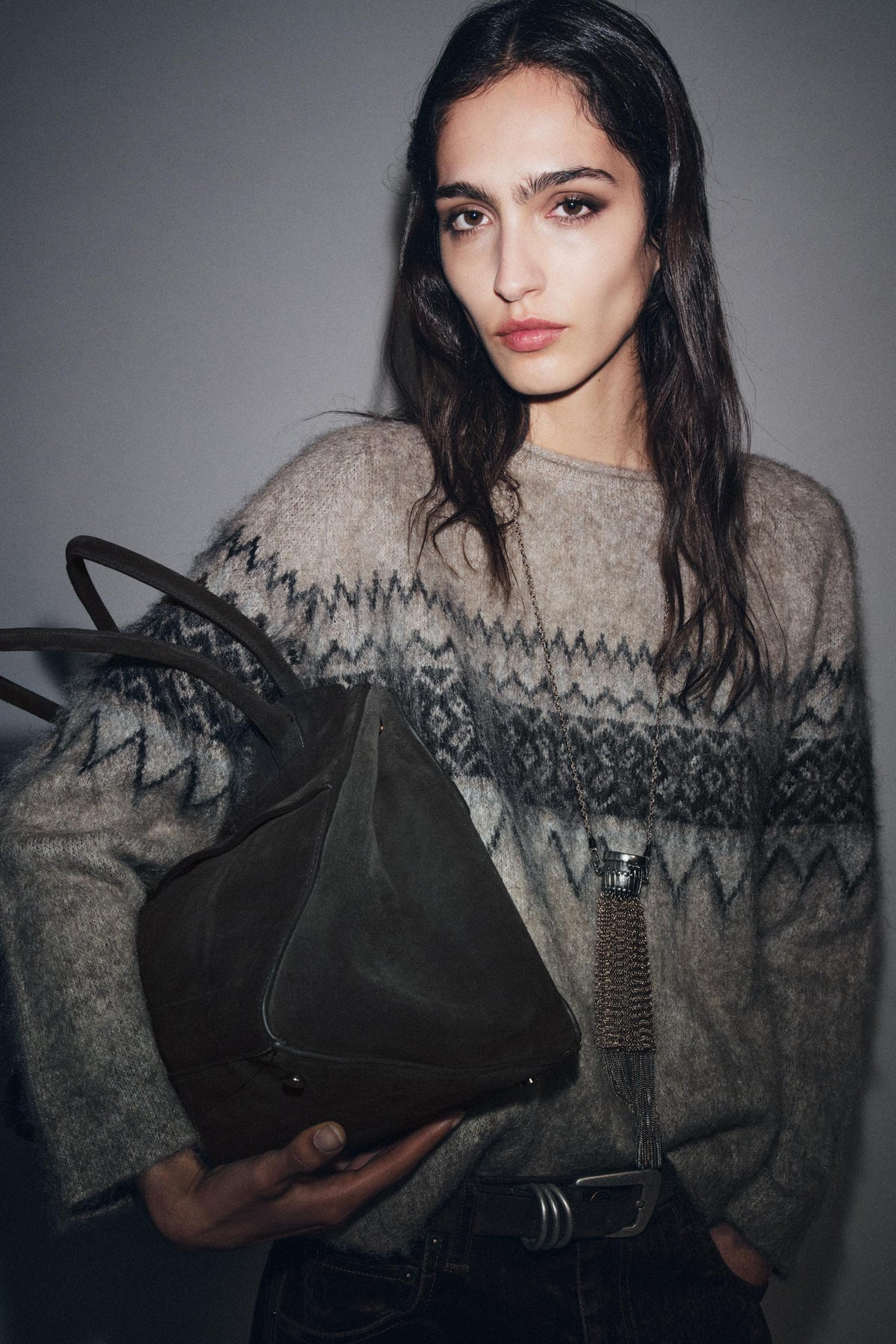 Schultertasche aus Wildleder