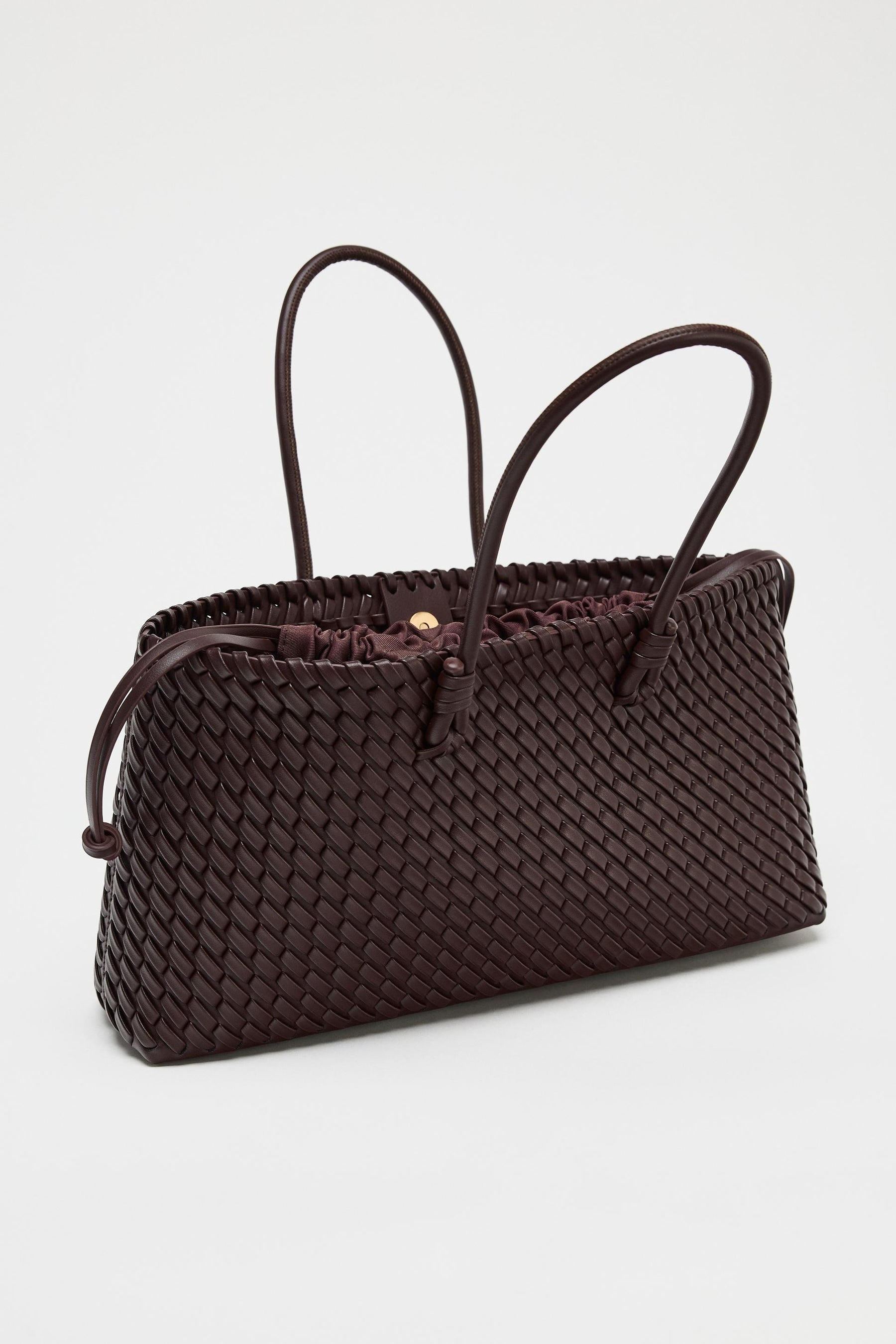 Geflochtene, längliche Tragetasche