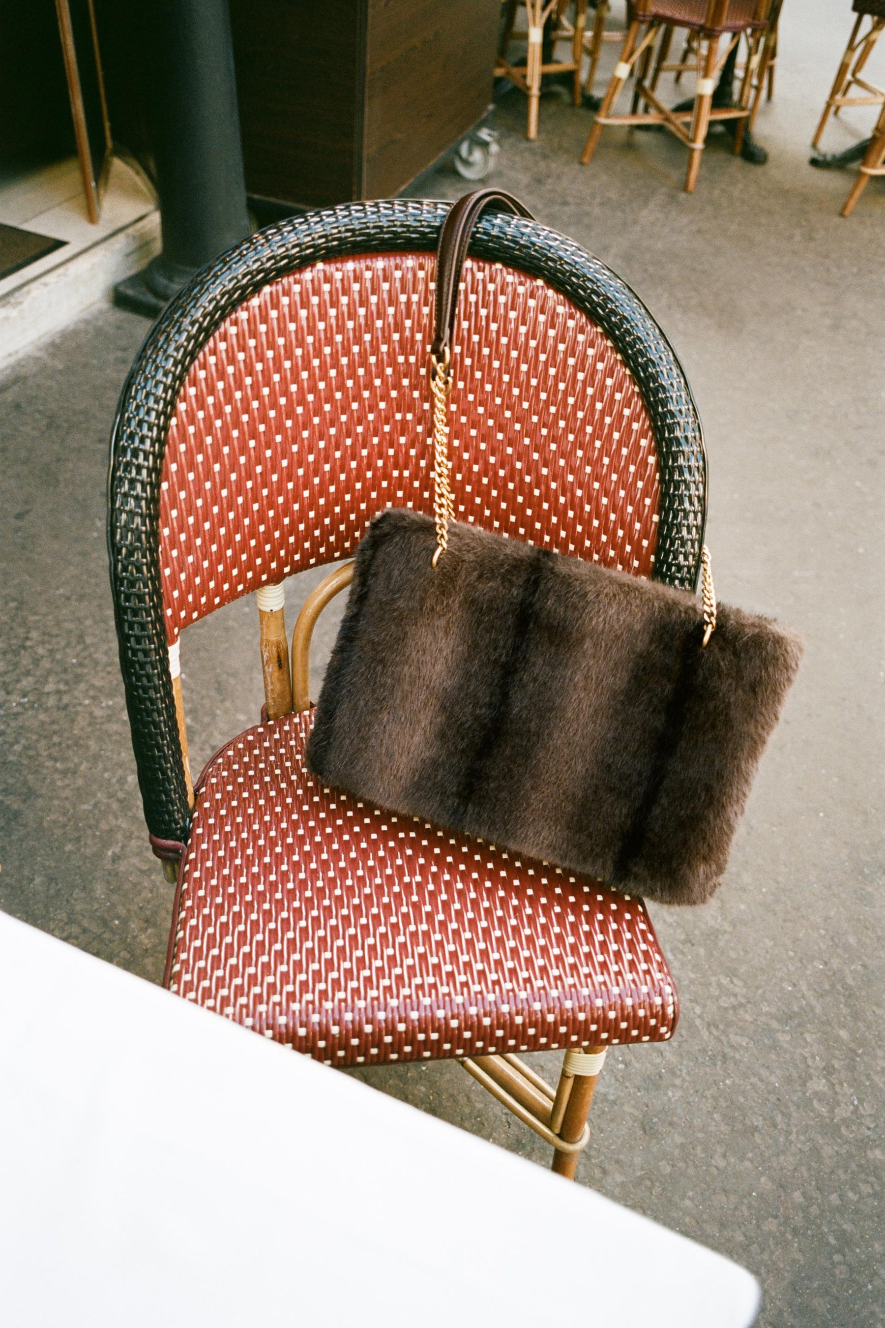 Schultertasche aus Kunstpelz