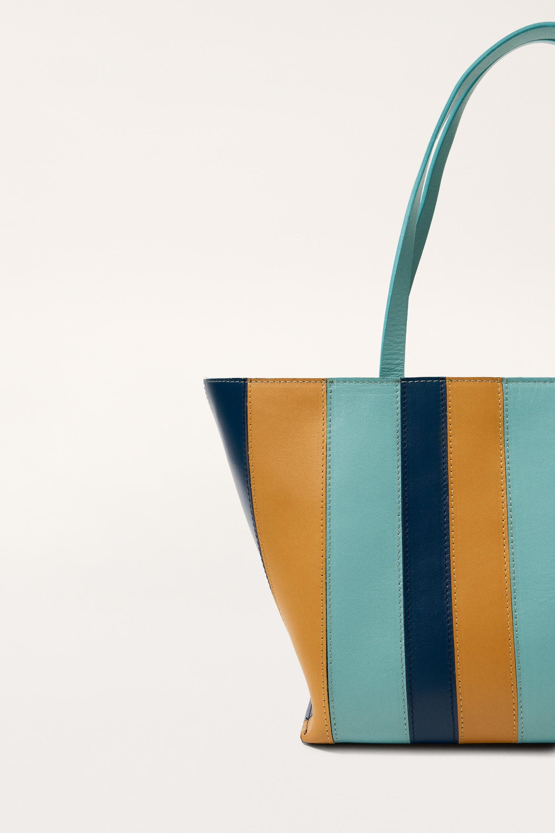 Gestreifte Ledertasche