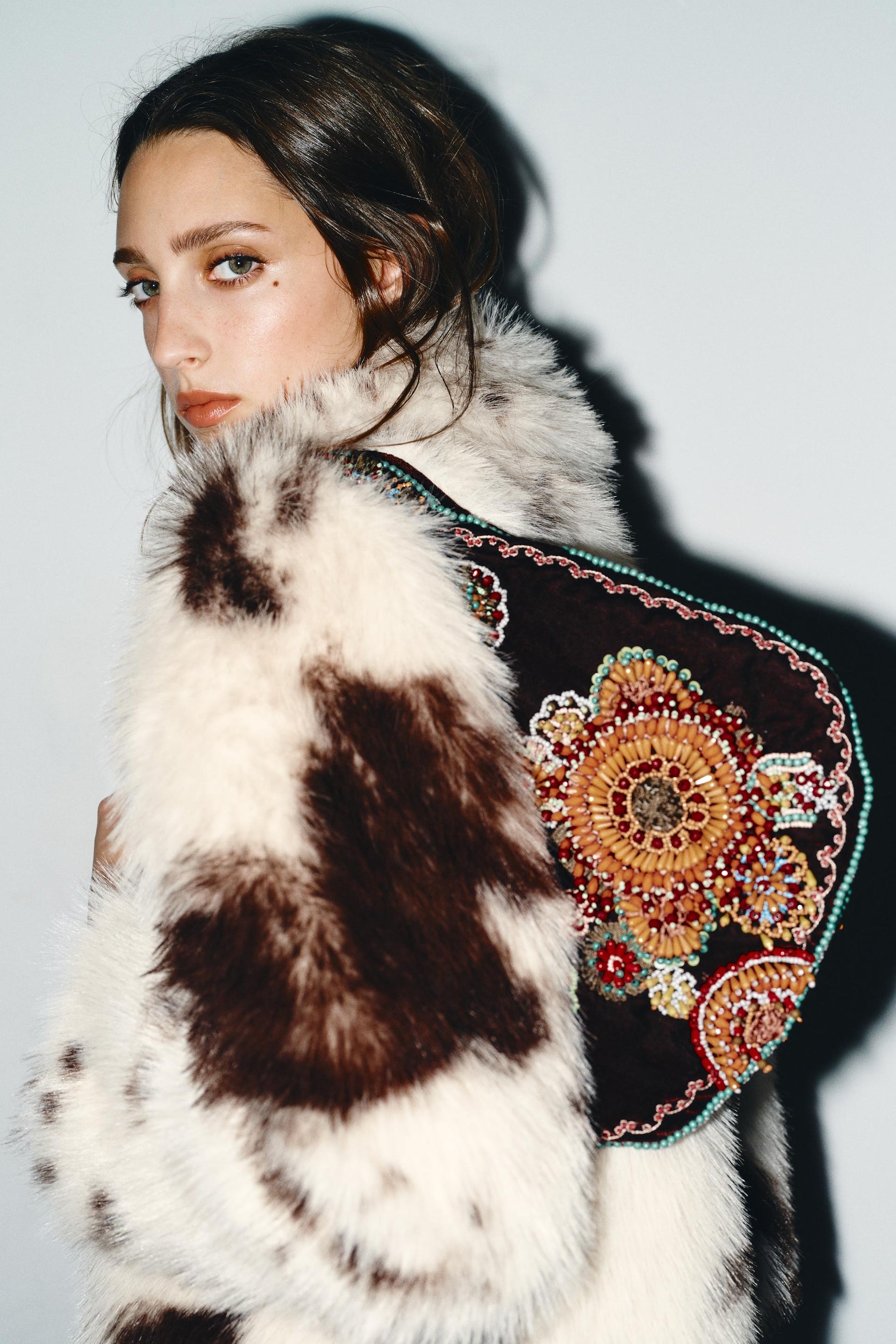 Bestickte Schultertasche