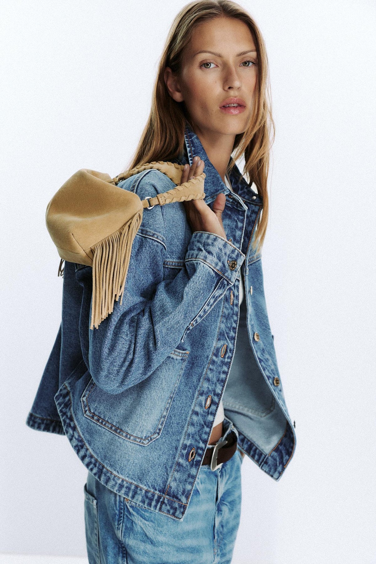 Umhängetasche aus Wildleder mit Fransen