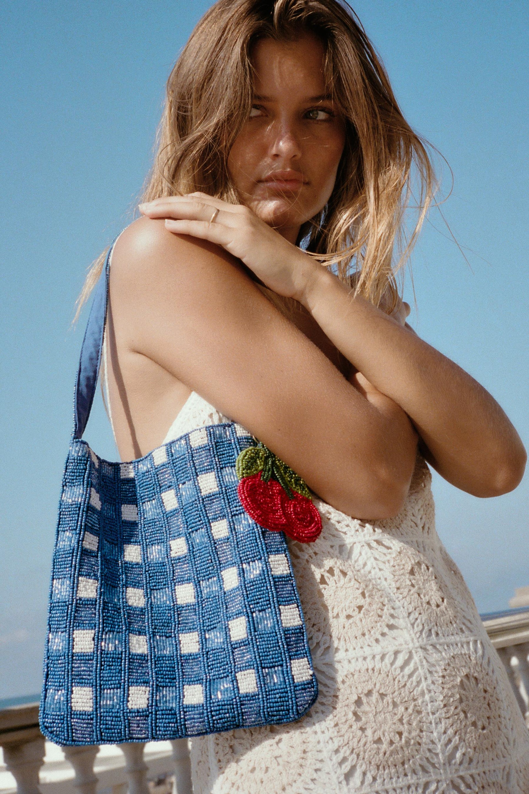 Perlenbesetzte Mini-Eimertasche