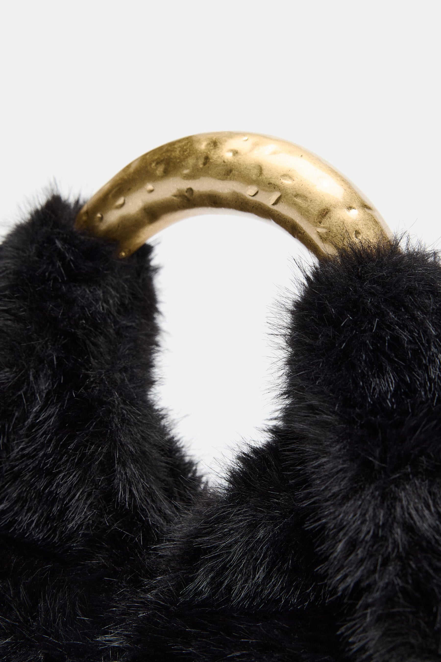 Handtasche aus Kunstpelz mit