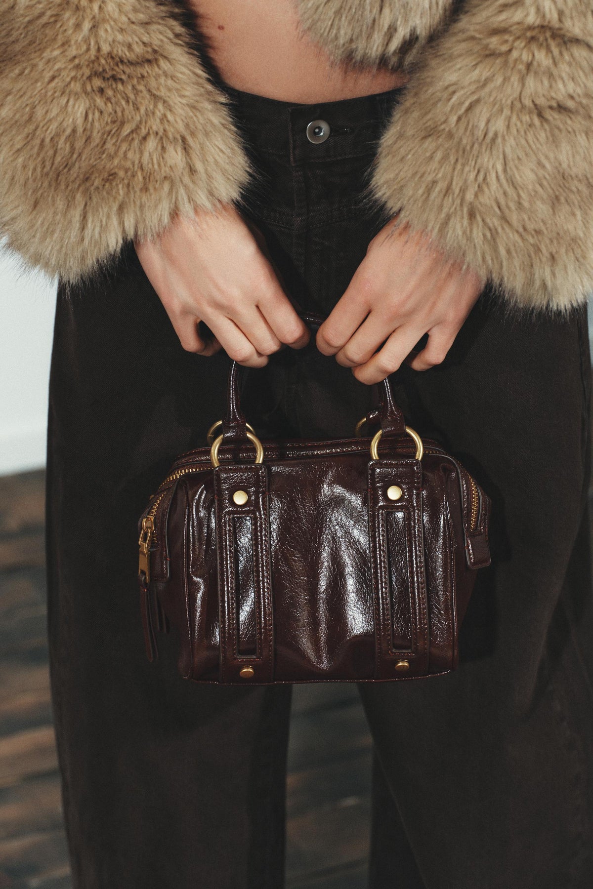 Handtasche mit Metallic-Details