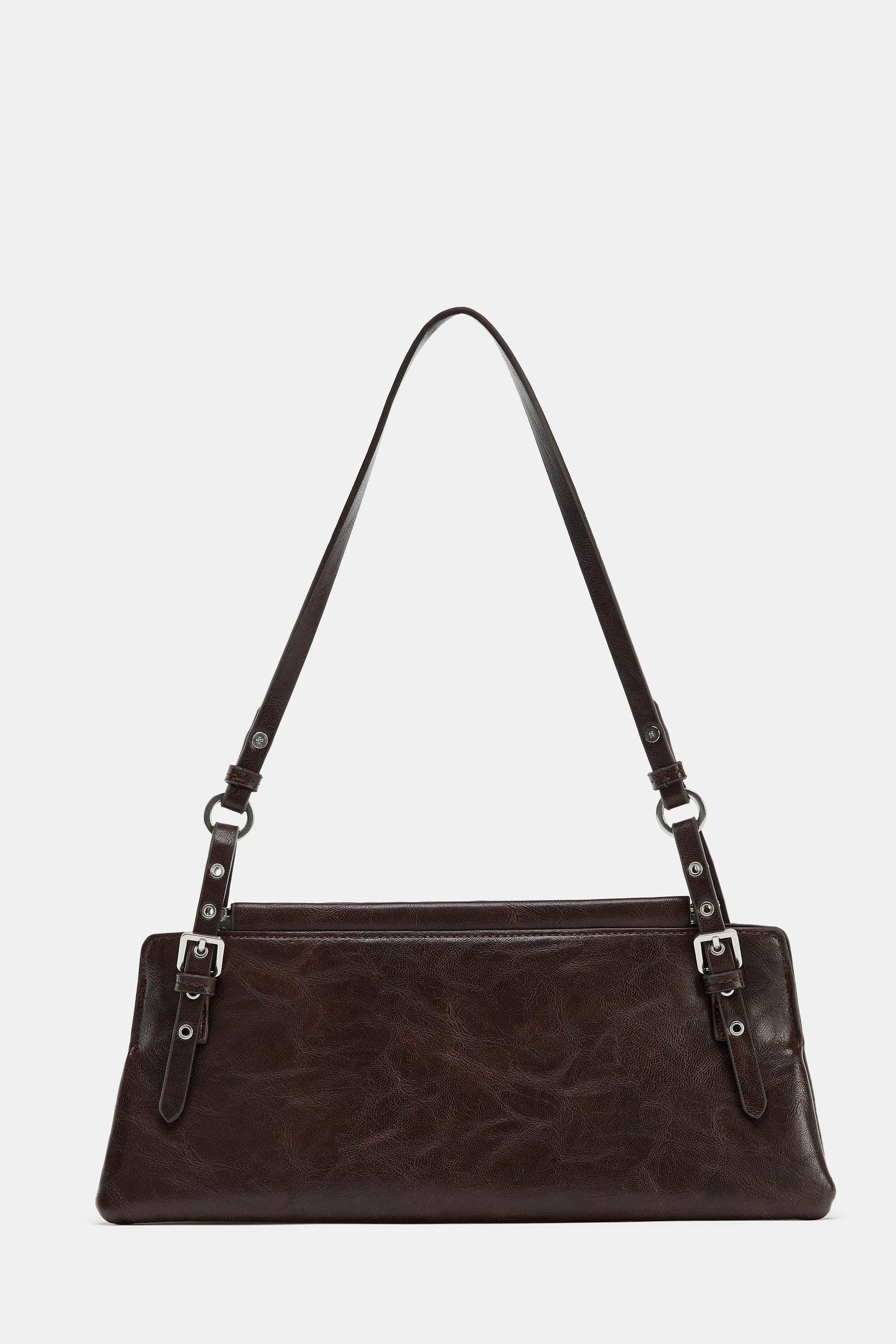 Nietenbesetzte Schultertasche