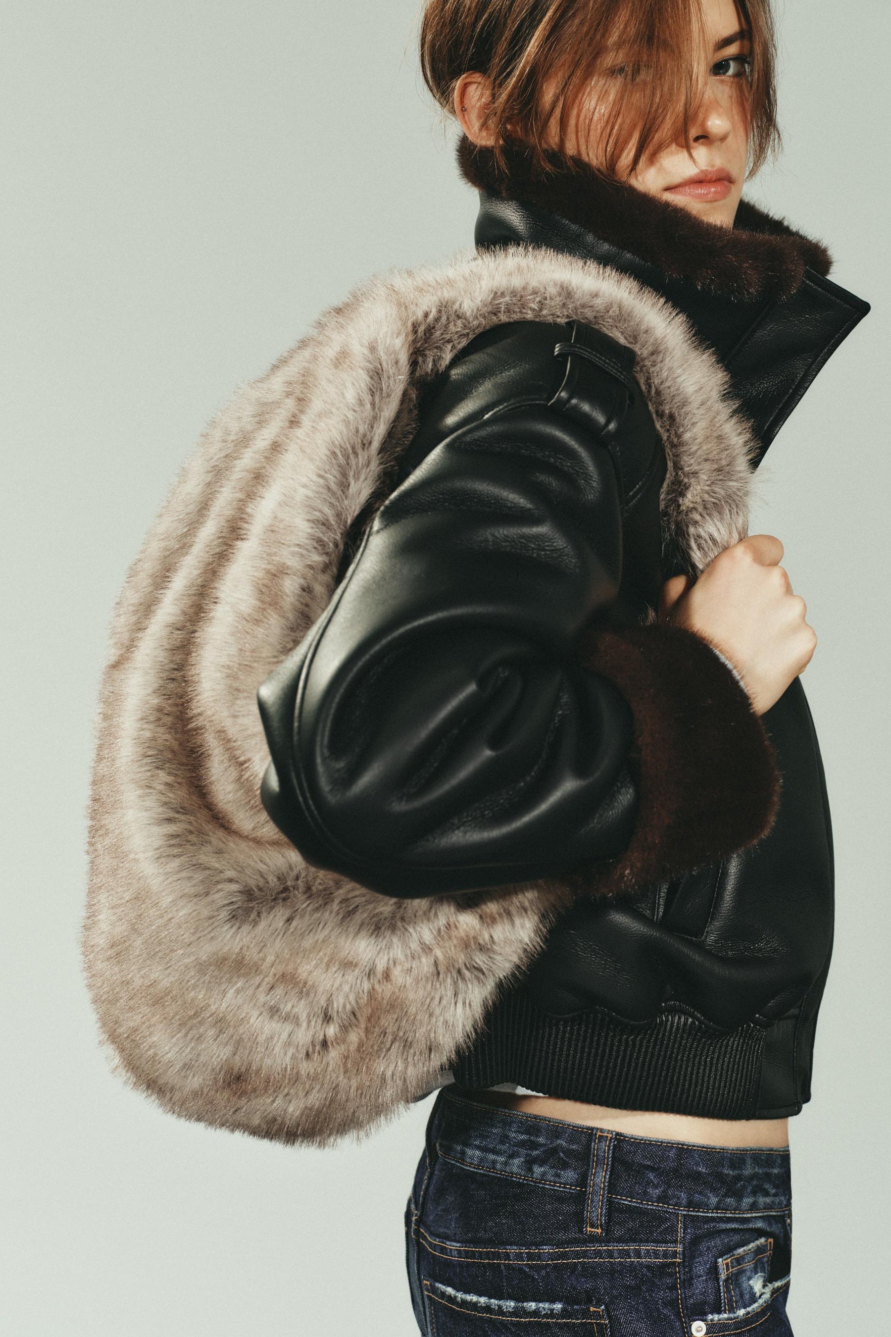 Beuteltasche aus Kunstpelz