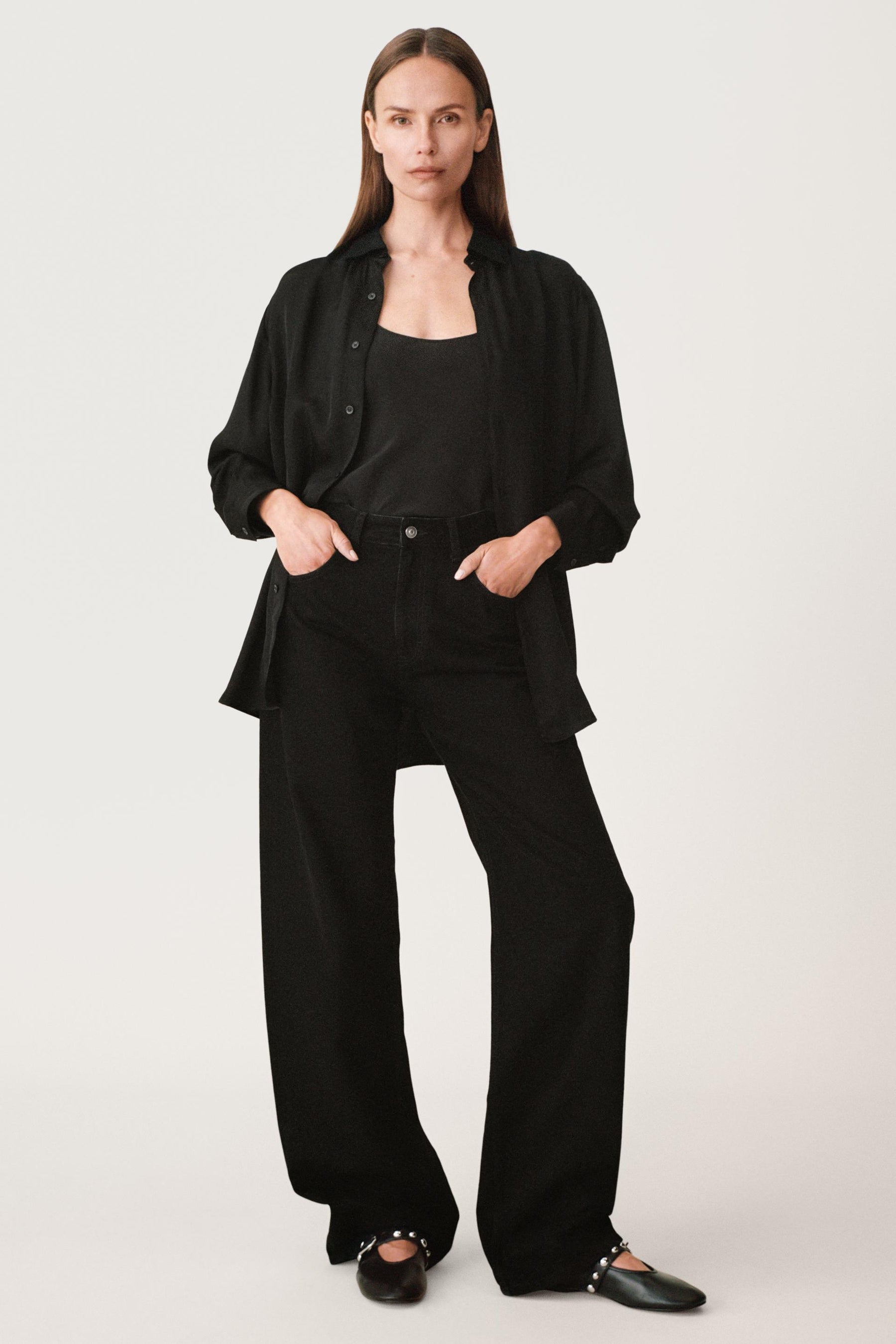 HOCHGESCHNITTENE, GEBOGENE JEANS