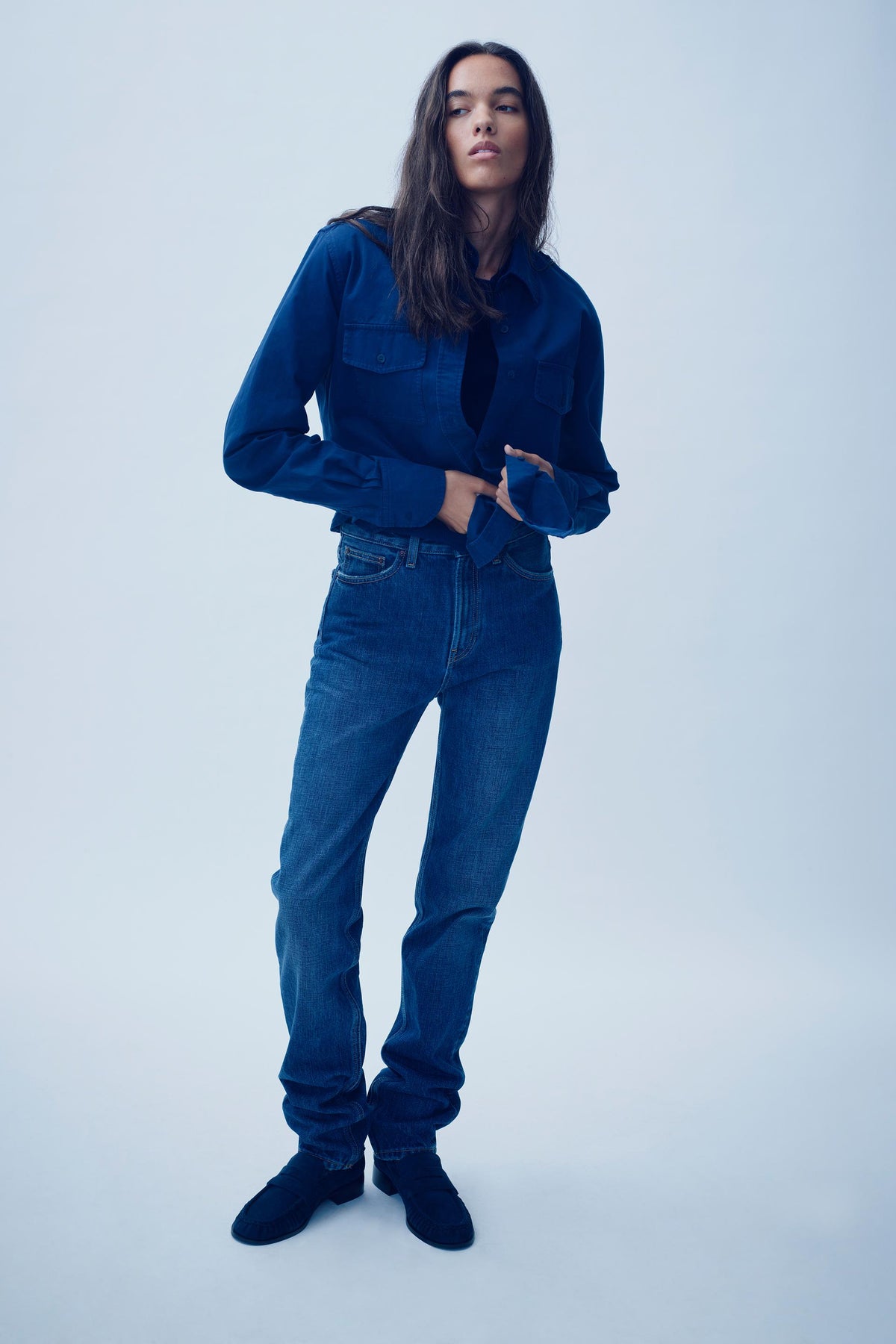 Schmal geschnittene, hochgeschnittene TRF-Jeans